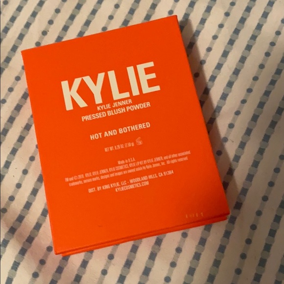 Blush Kylie Jenner - Picture 2 of 3